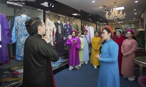 Sinh viên Đại học Văn hóa TP.HCM khảo sát thực tế về di sản áo dài Việt Nam